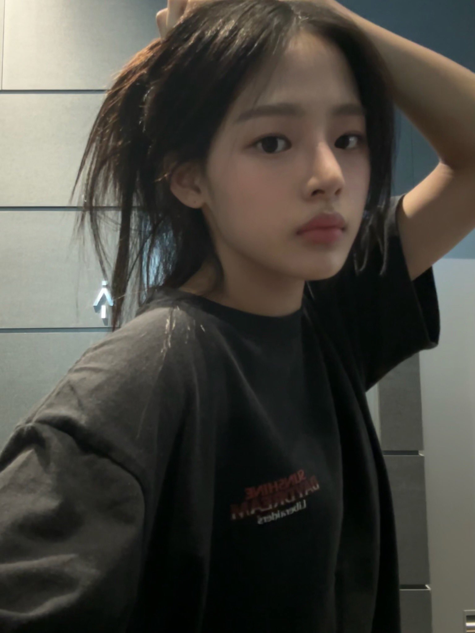 黑色头发和黑色衬衫的女人。