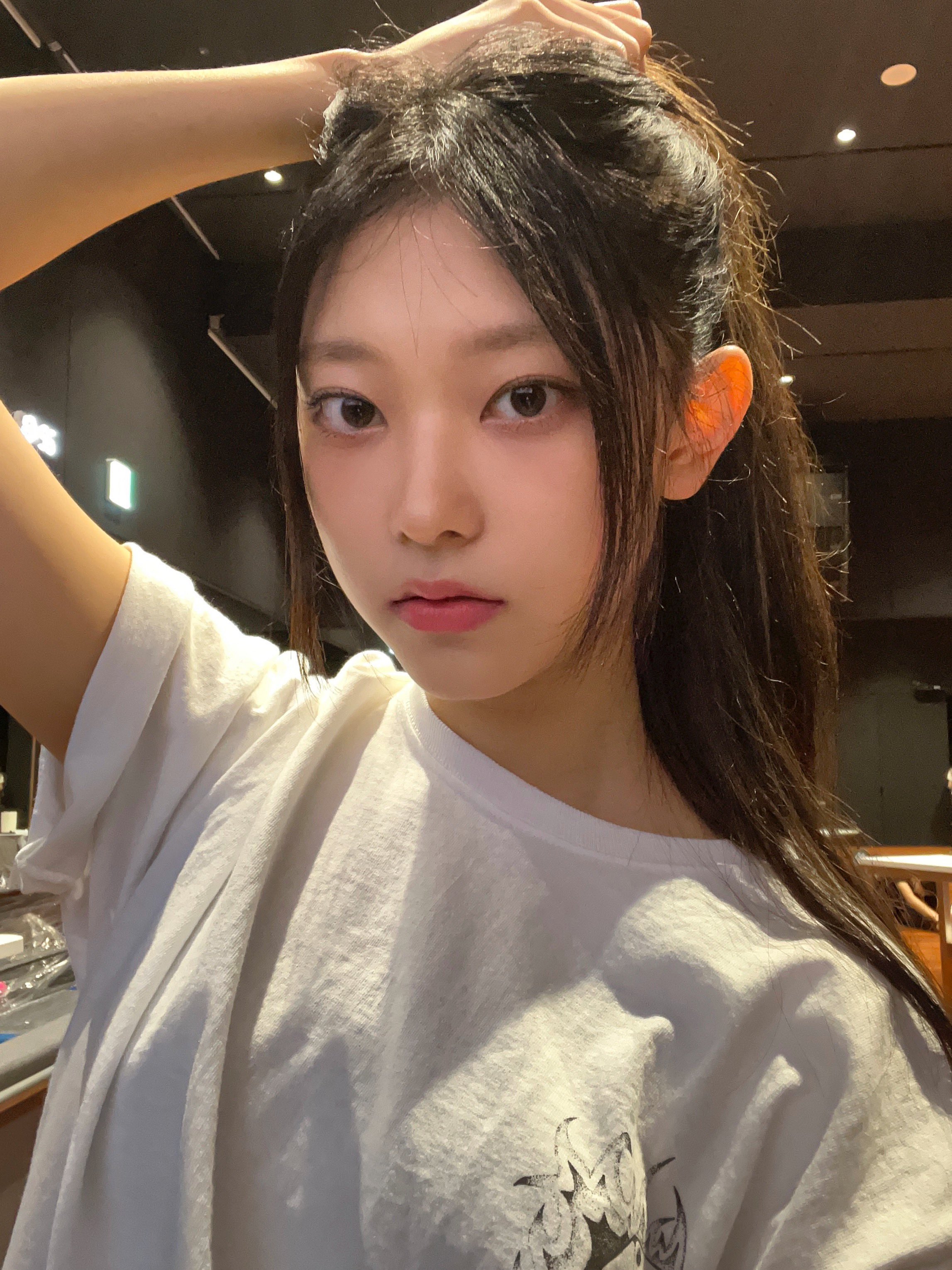 黑色头发和黑色衬衫的女人。