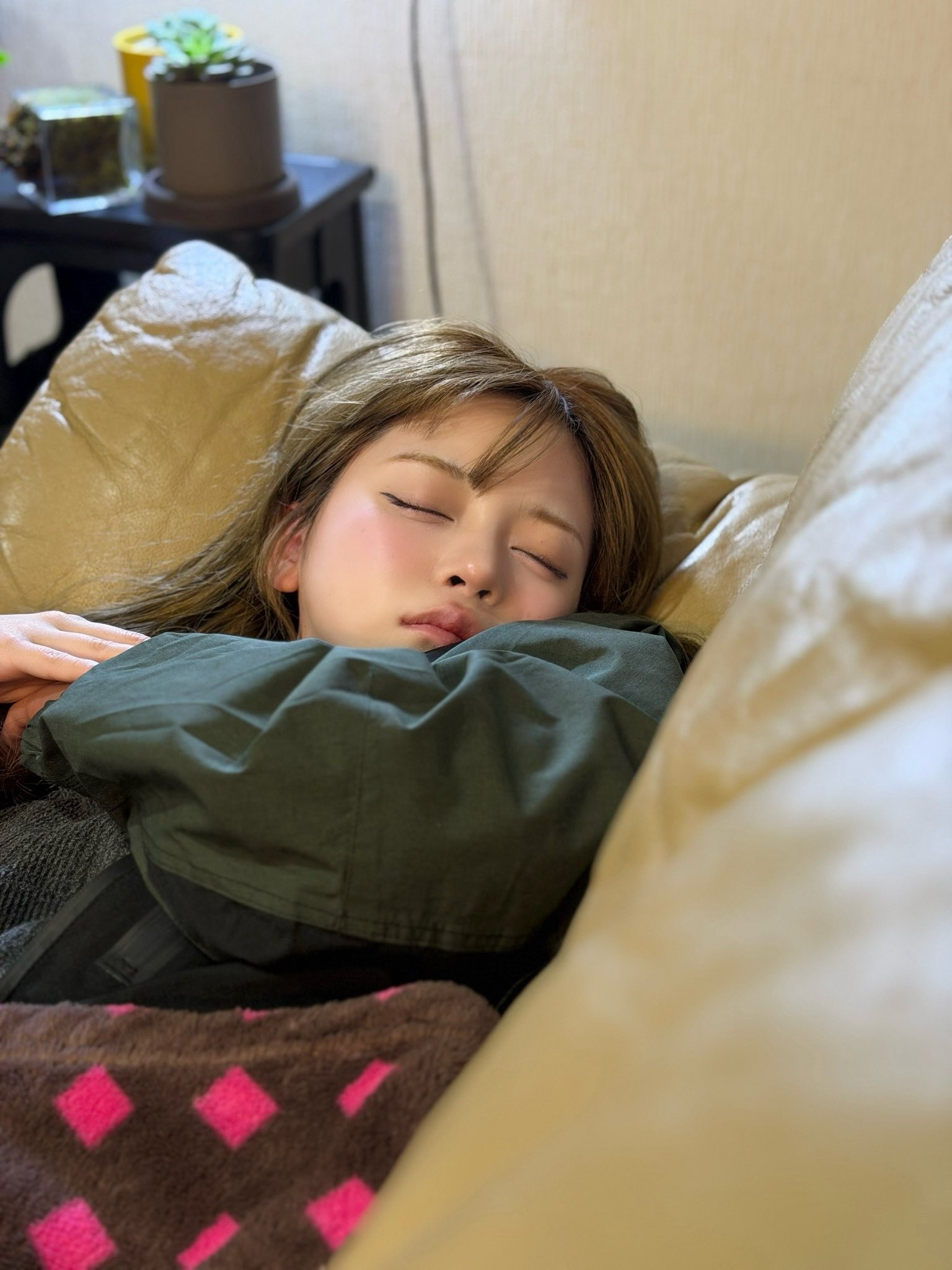 女人睡在沙发上。