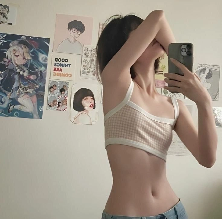 女人在海报墙前拍自拍。