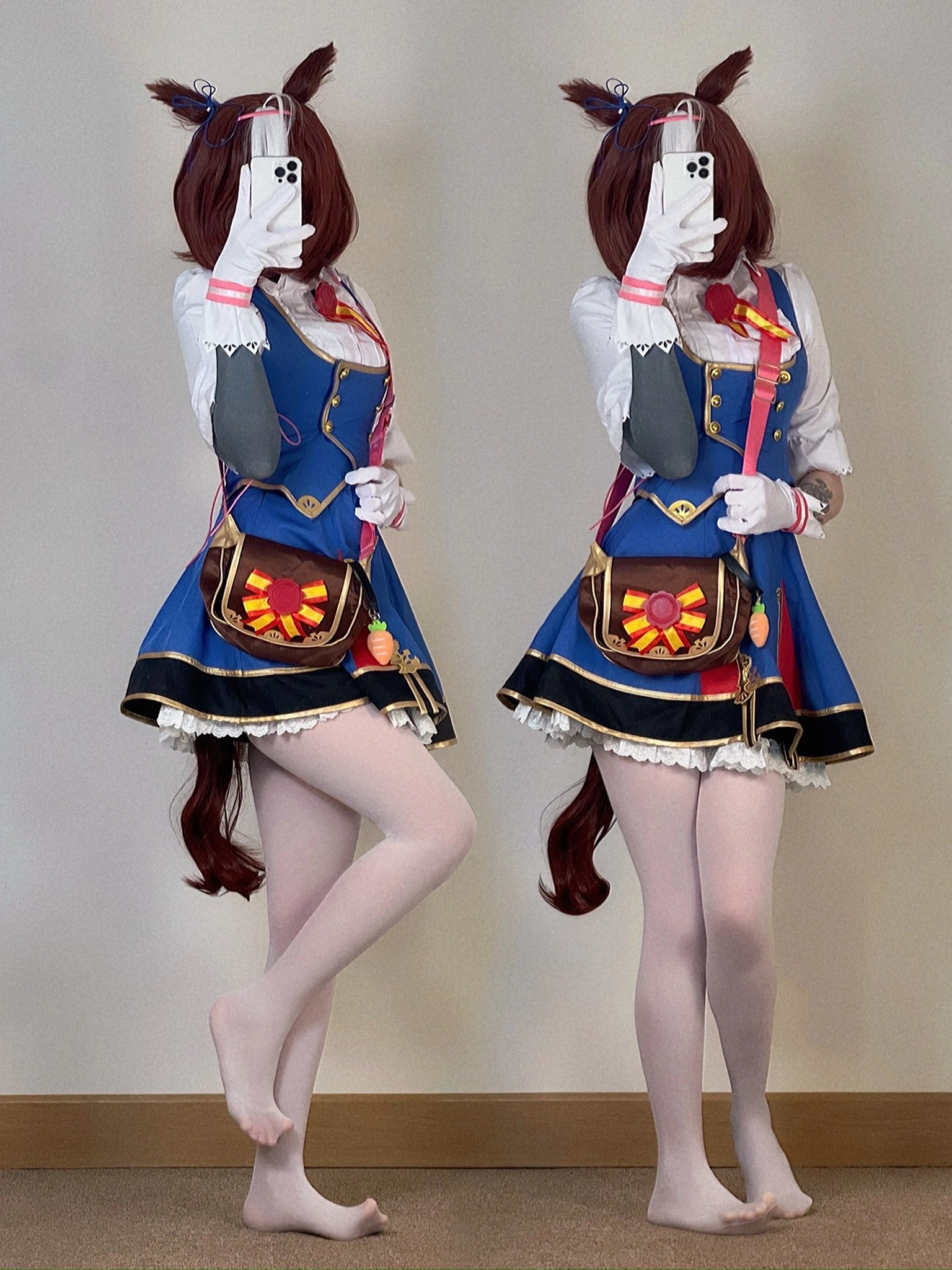 两个女孩在镜子前拍自拍。