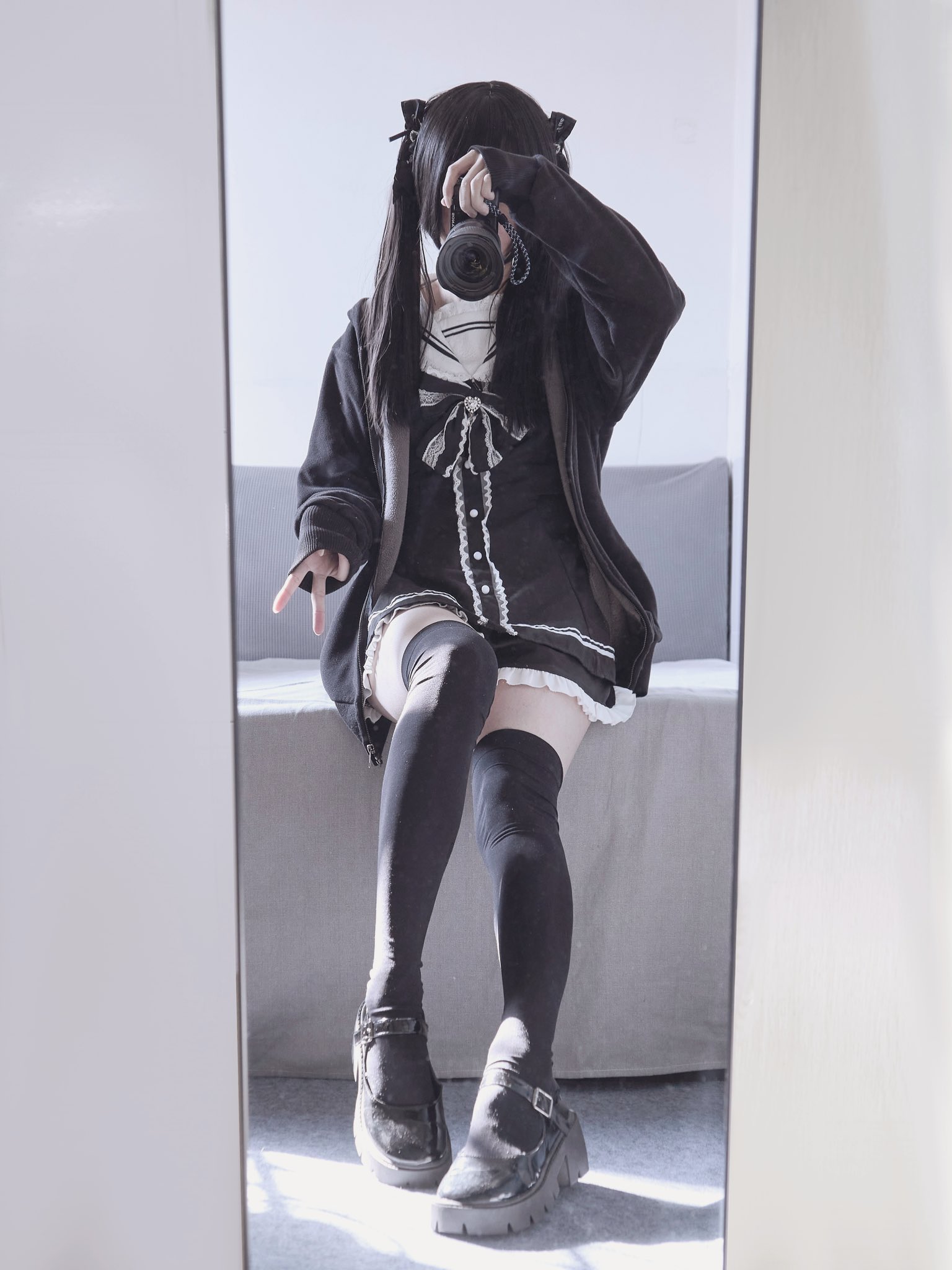 女人在镜子里拍自拍。