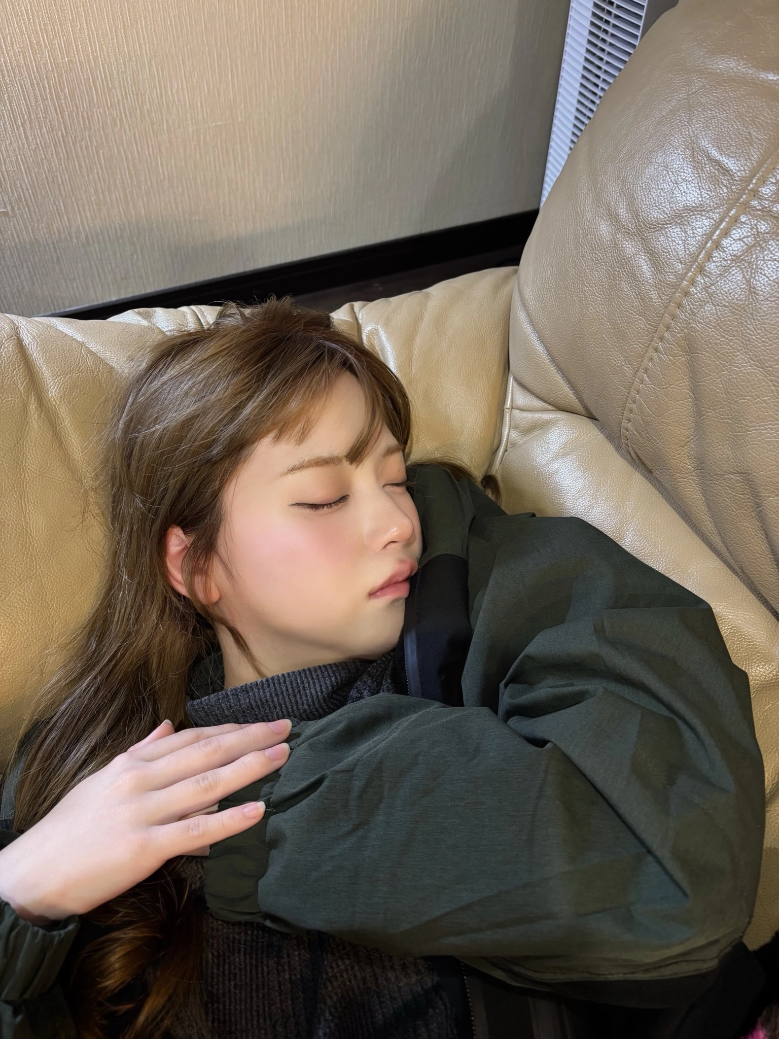 女人睡在沙发上。