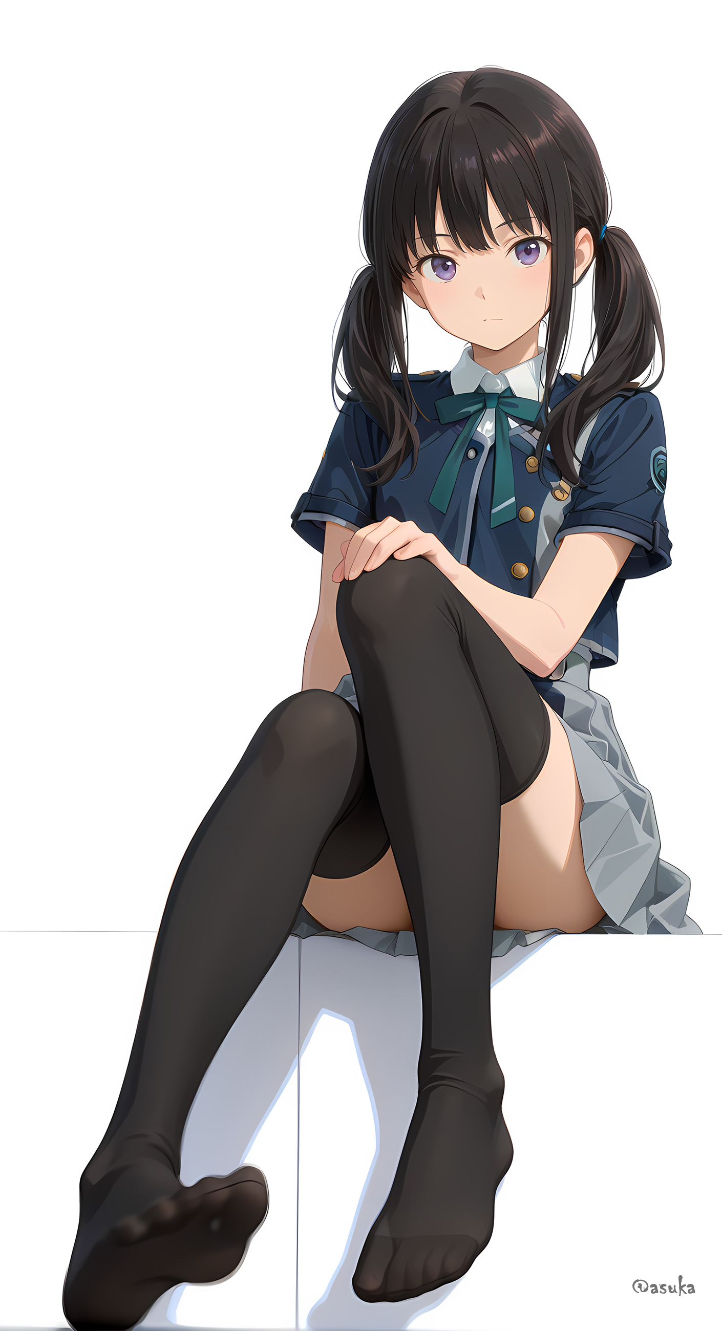 穿着蓝色裙子和黑色袜子的女孩坐在桌子上。