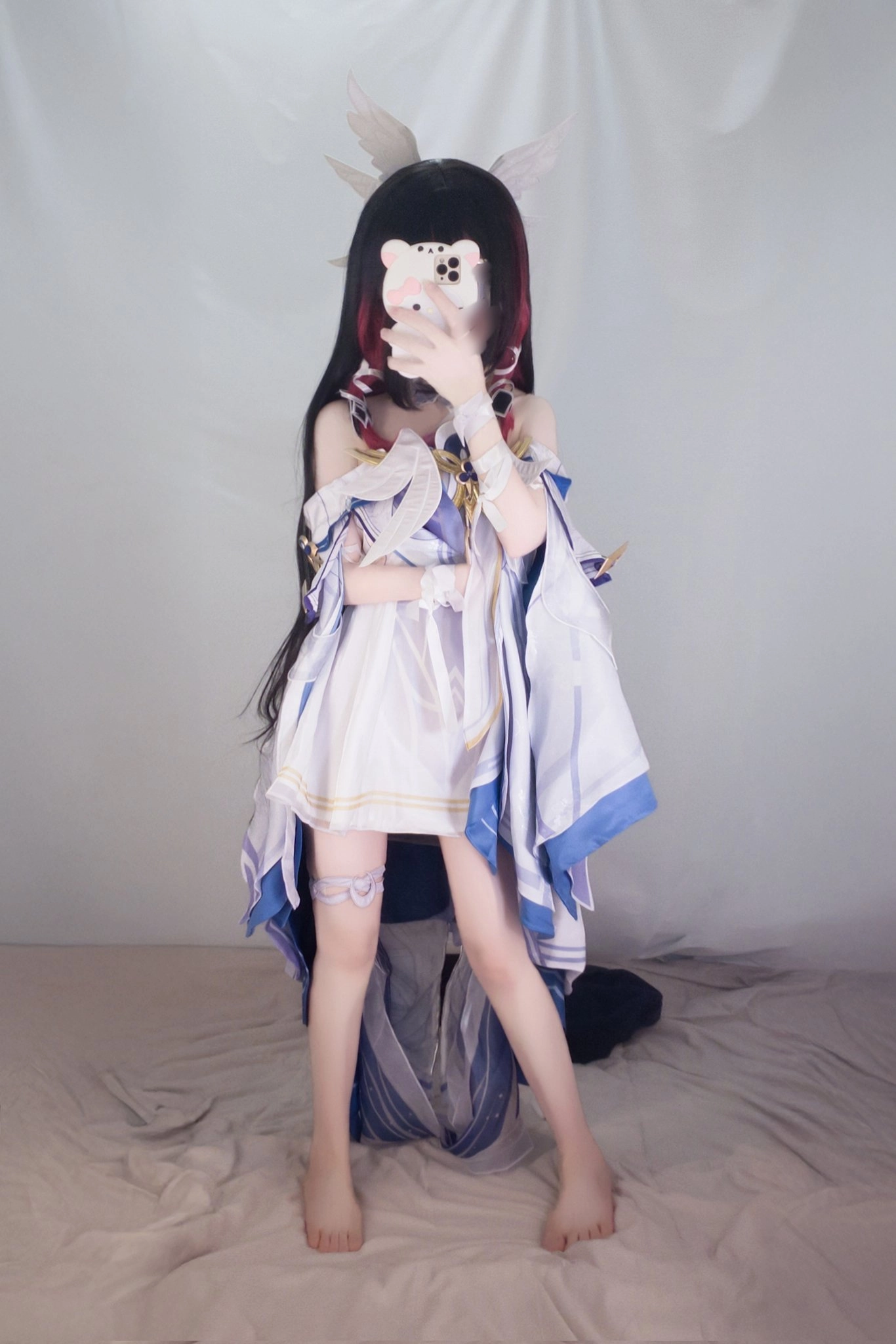 穿白色衣服的女人拍了一张自拍。