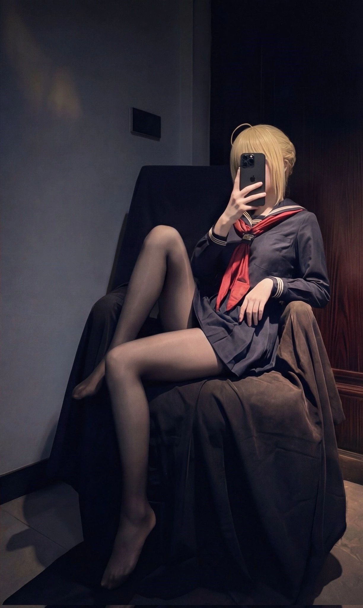 女人在一个房间里拍自拍。