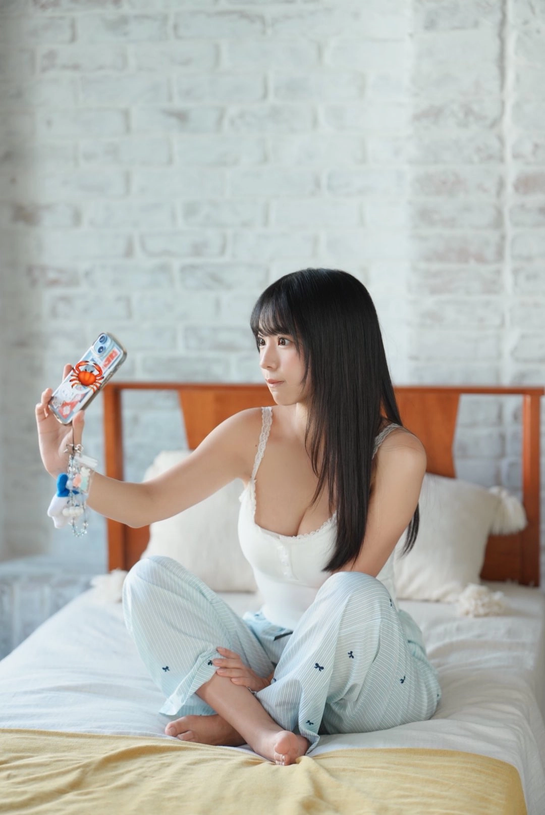 女人在卧室里拍自拍。