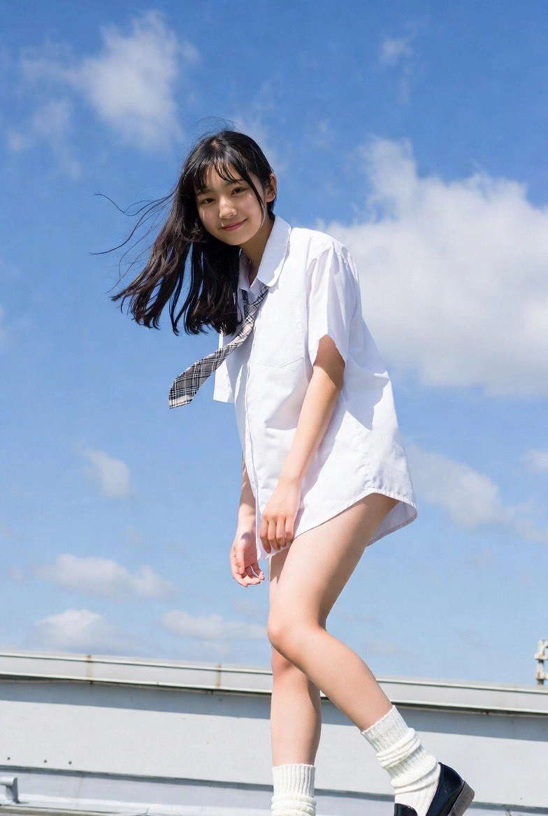 穿着白色衬衫和黑色领带的女孩。