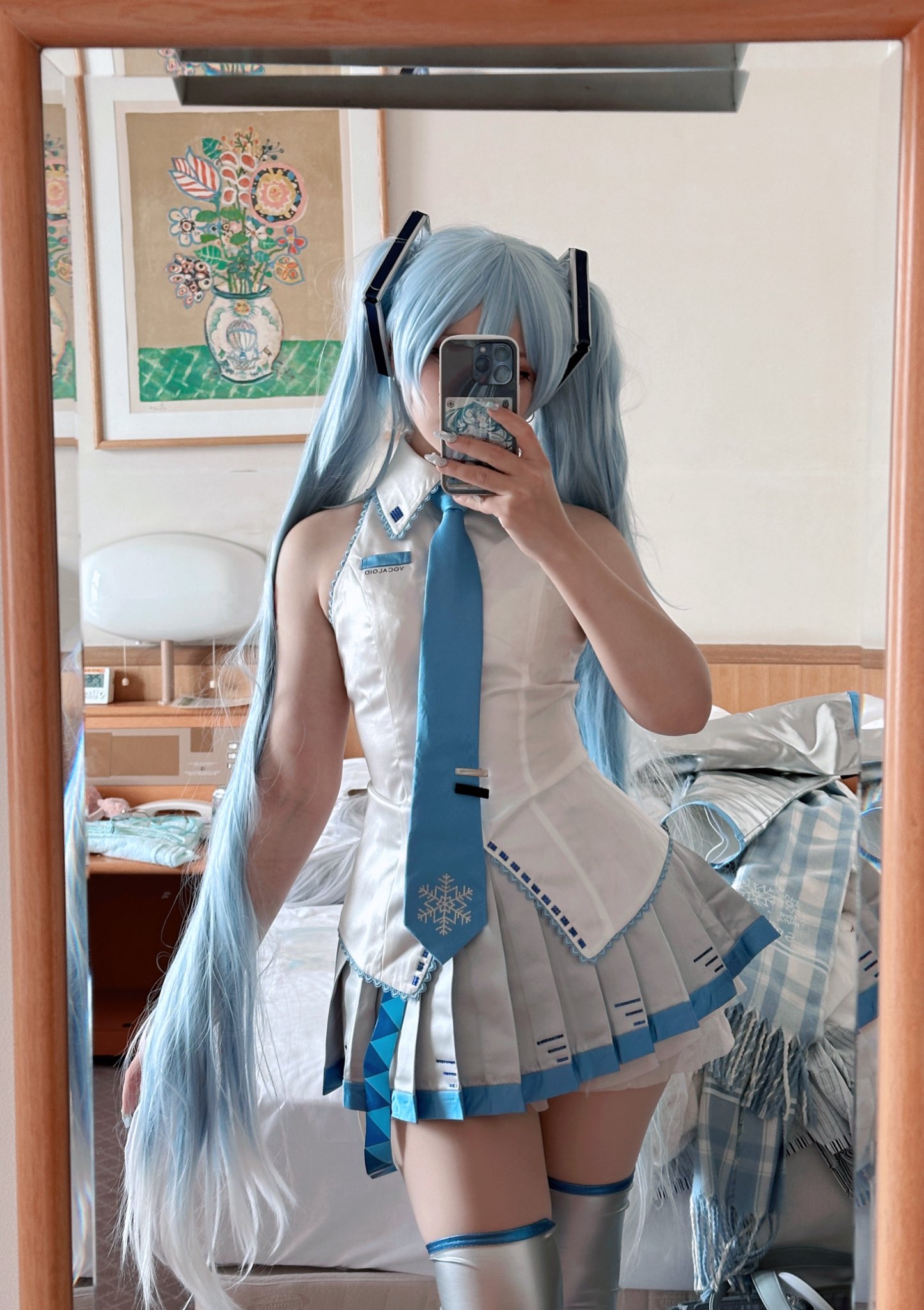 女孩在白色和蓝色的裙子中拍了一张自拍。