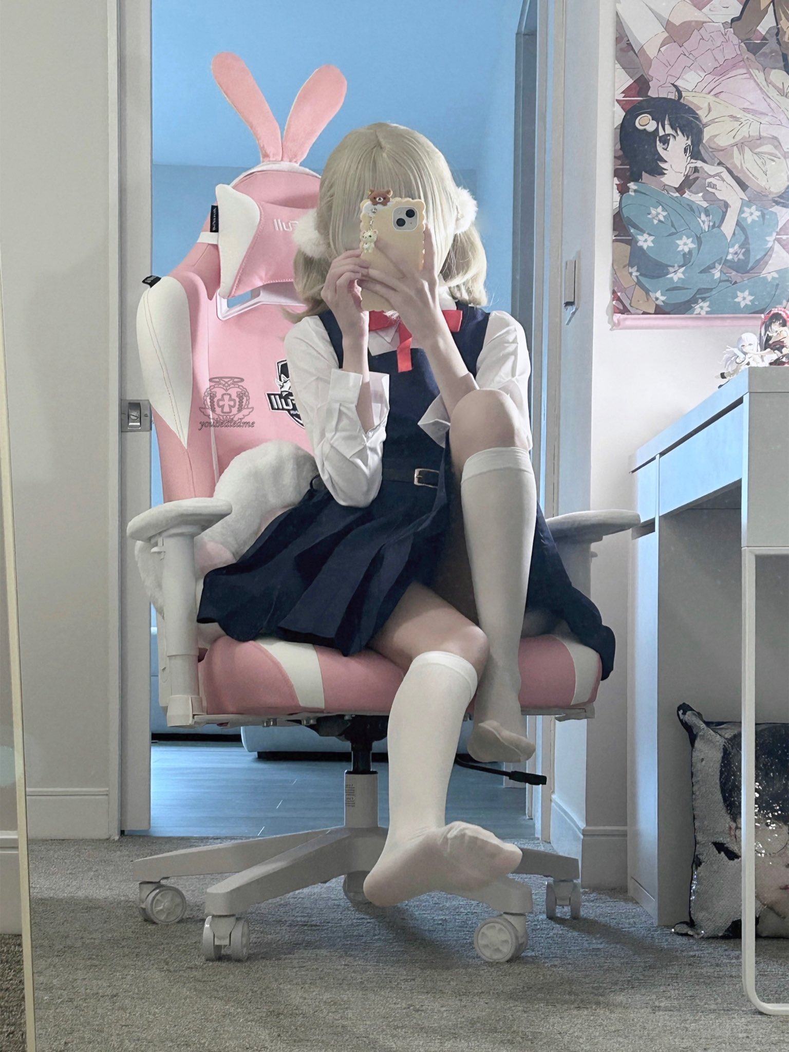 女孩在粉红色的椅子上拍了一张自拍。