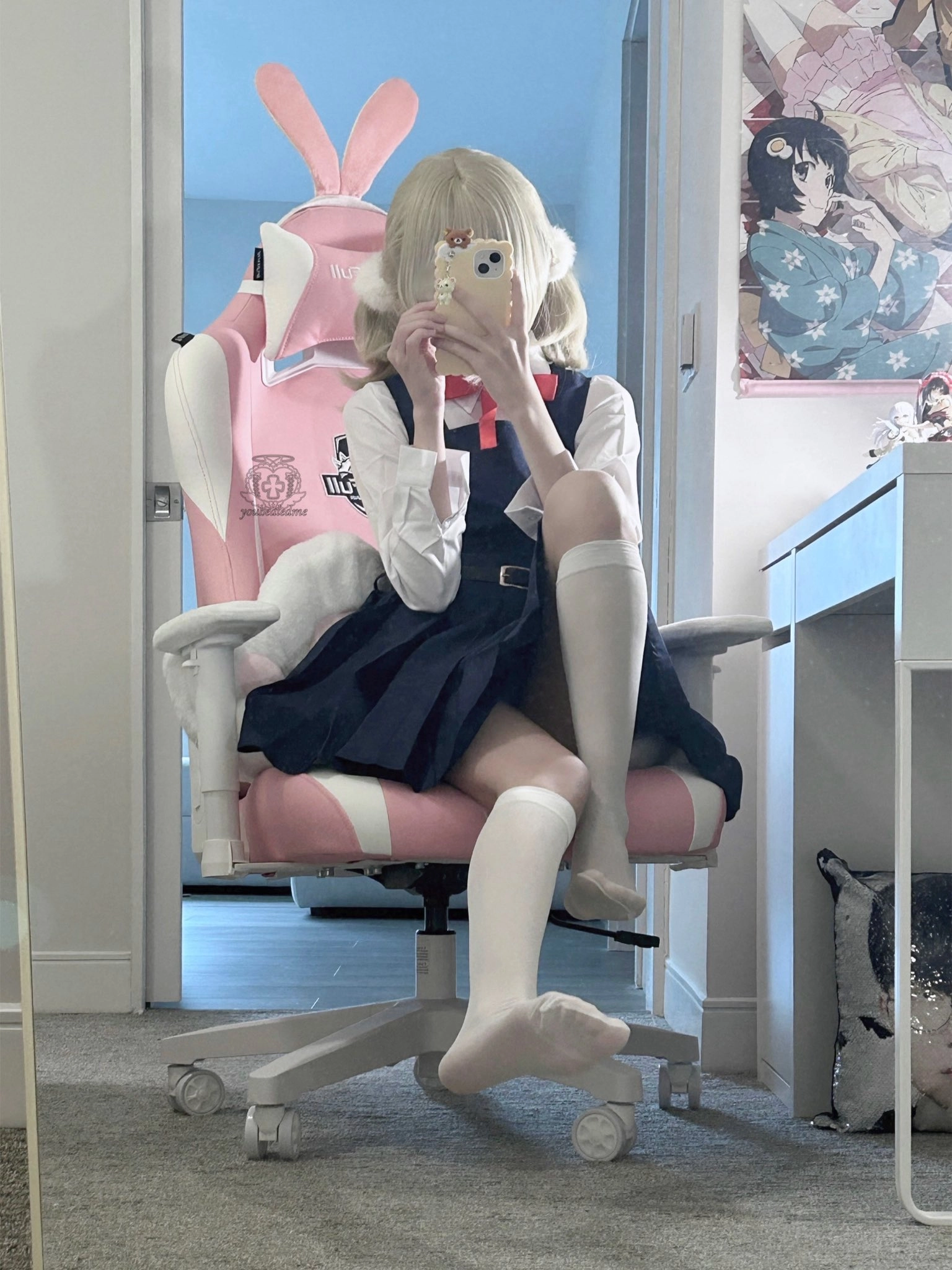 女孩在粉红色的椅子上拍了一张自拍。