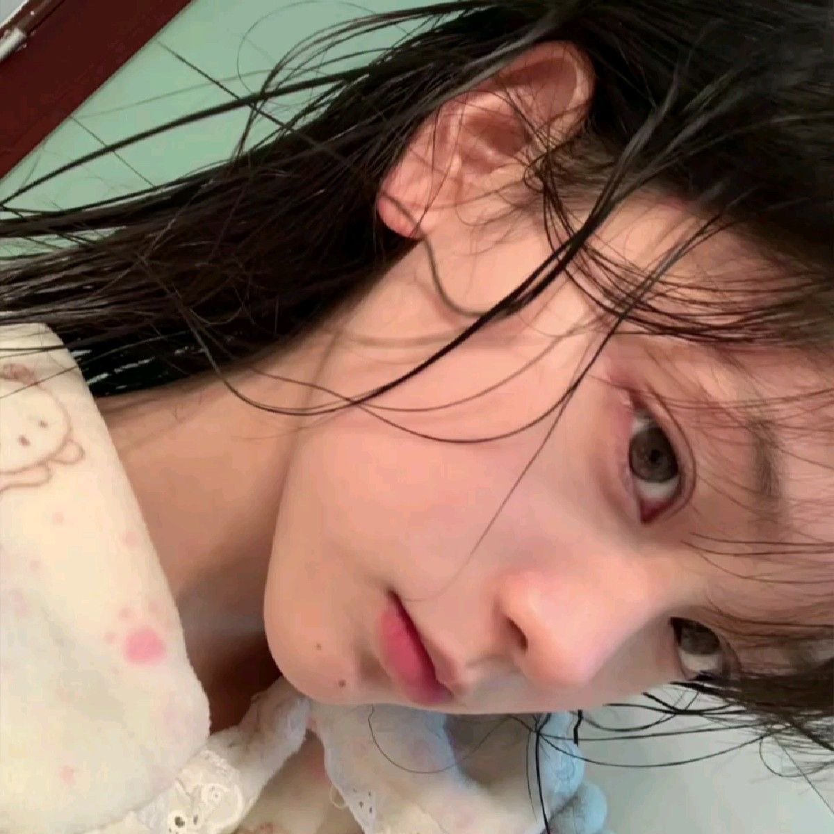 湿的头发和粉红色的弓的女孩。