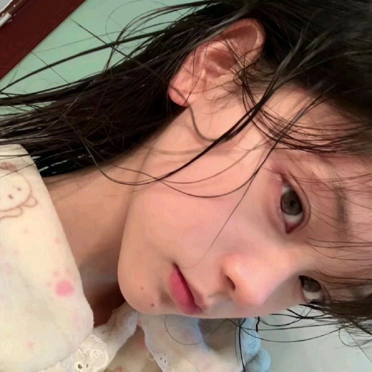 湿的头发和粉红色的弓的女孩。