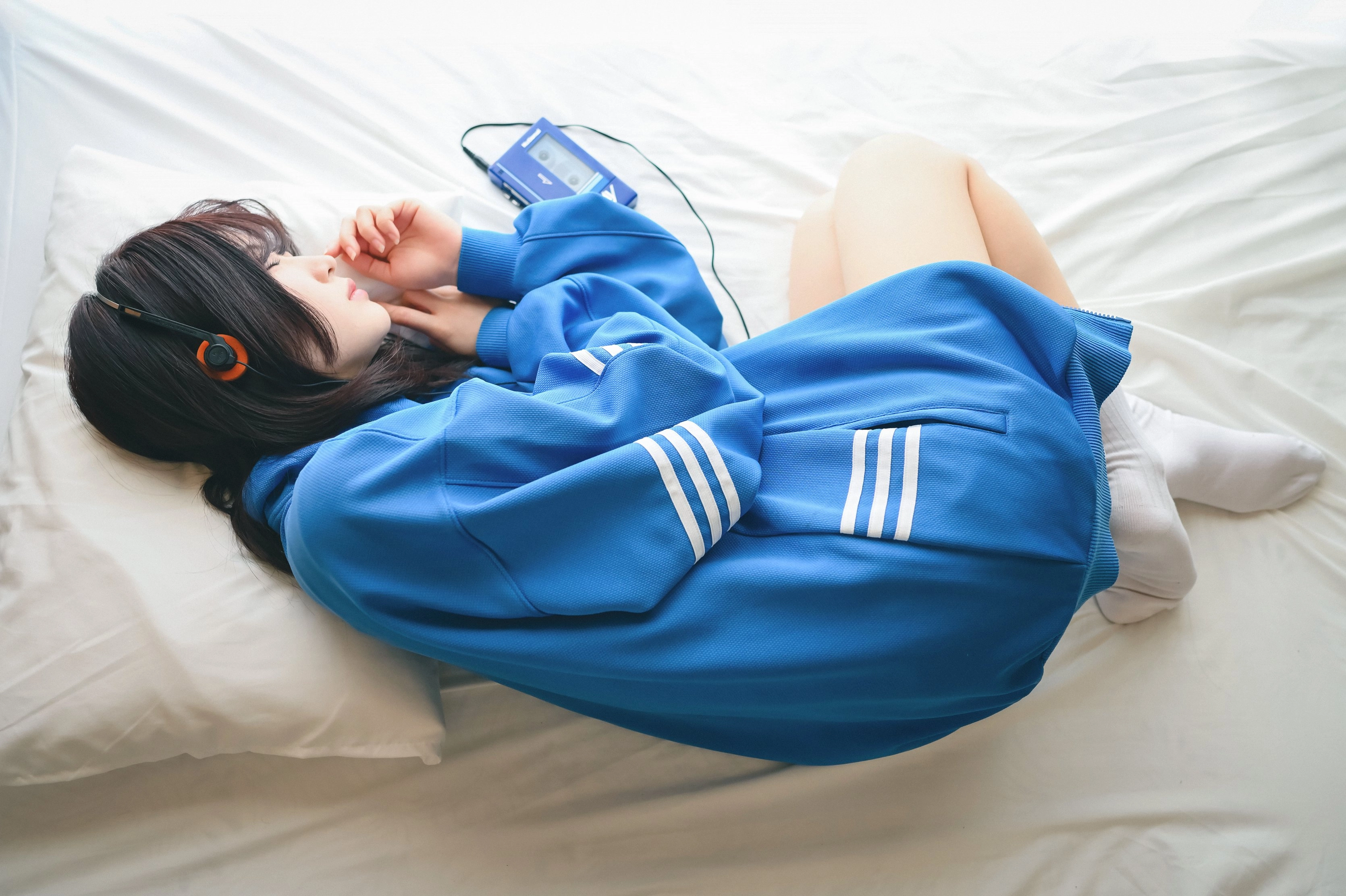 穿蓝色衬衫的女人躺在床上。