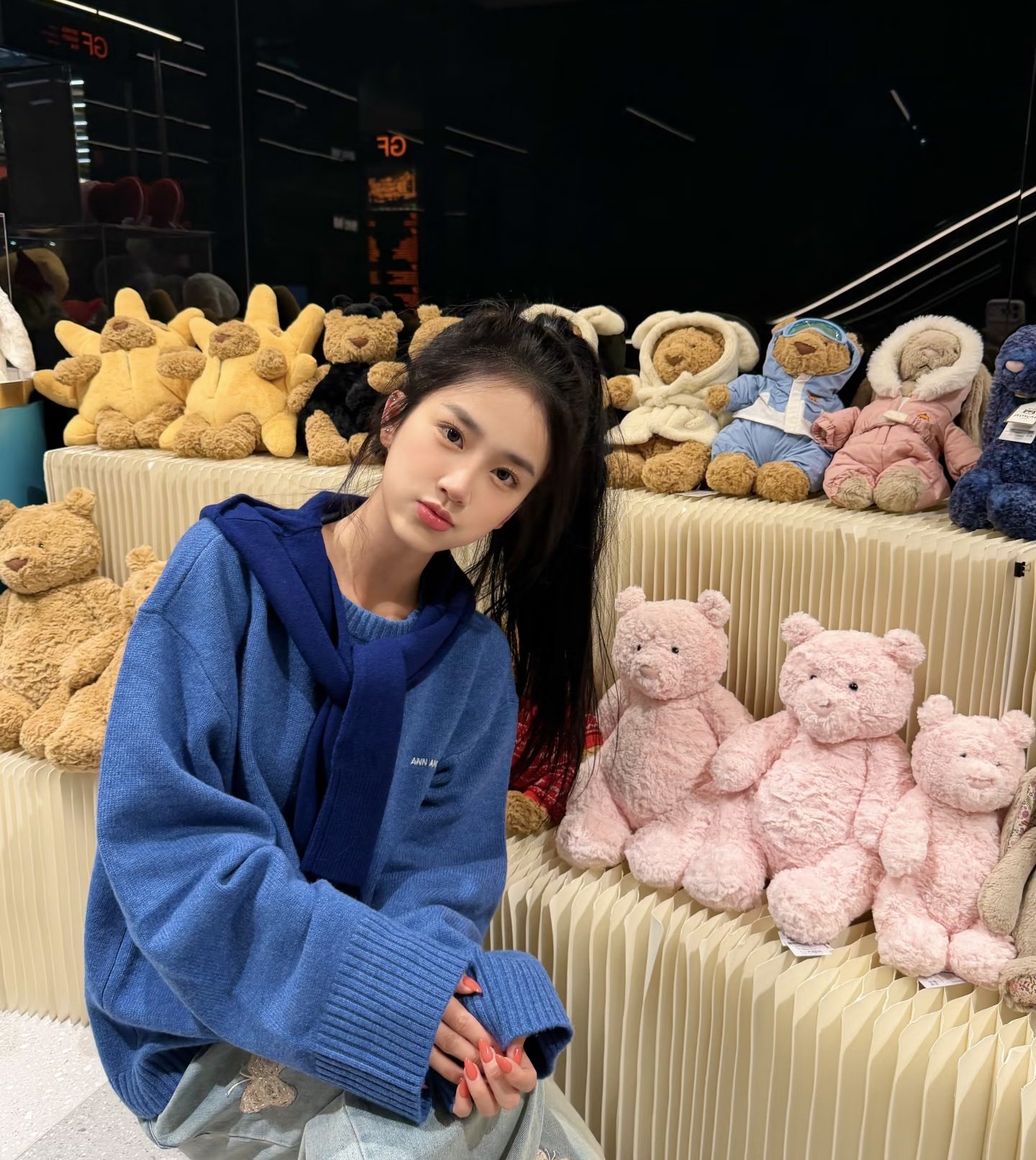 长头发的女人拿着一杯咖啡。