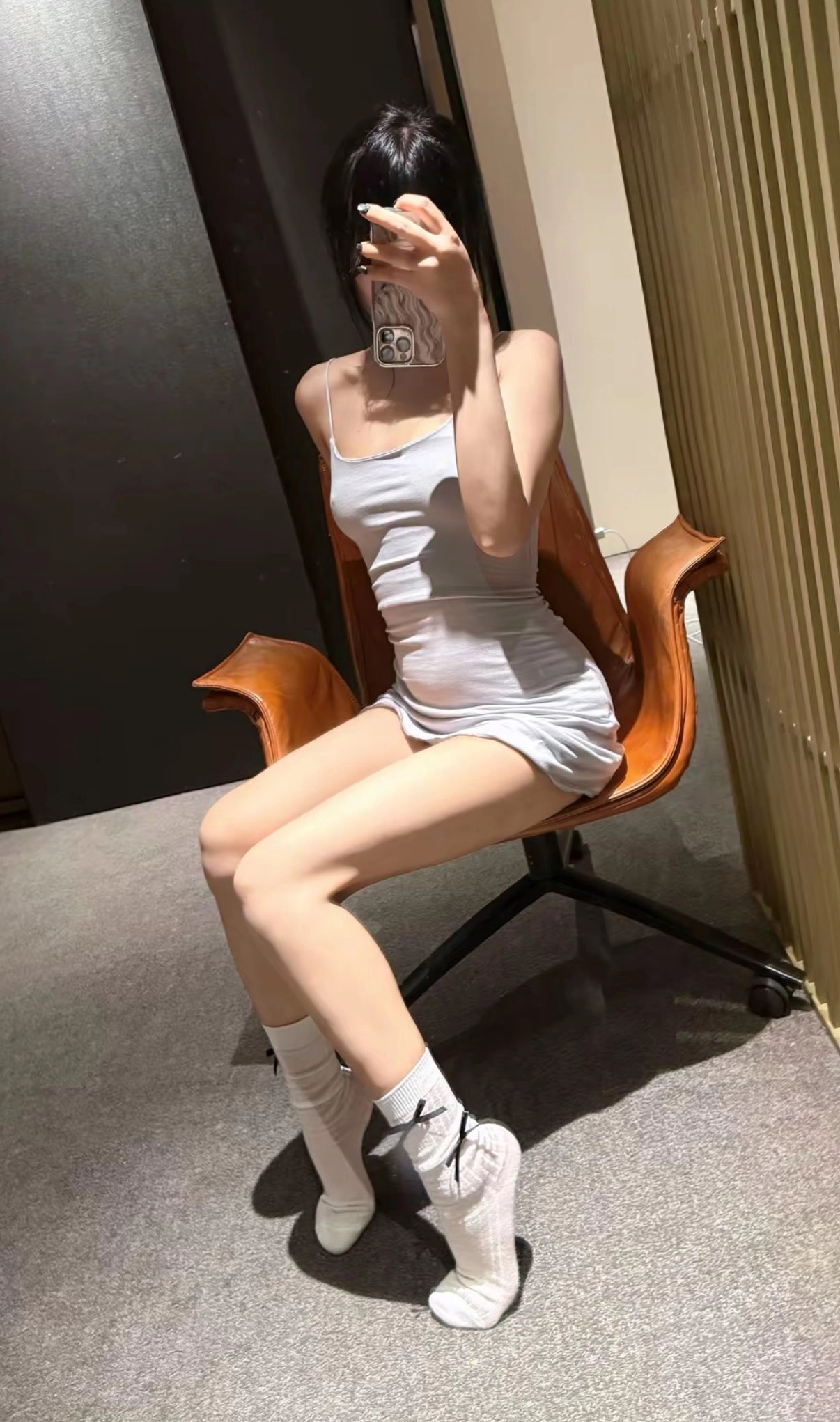 女人坐在椅子上,拿着一杯咖啡。