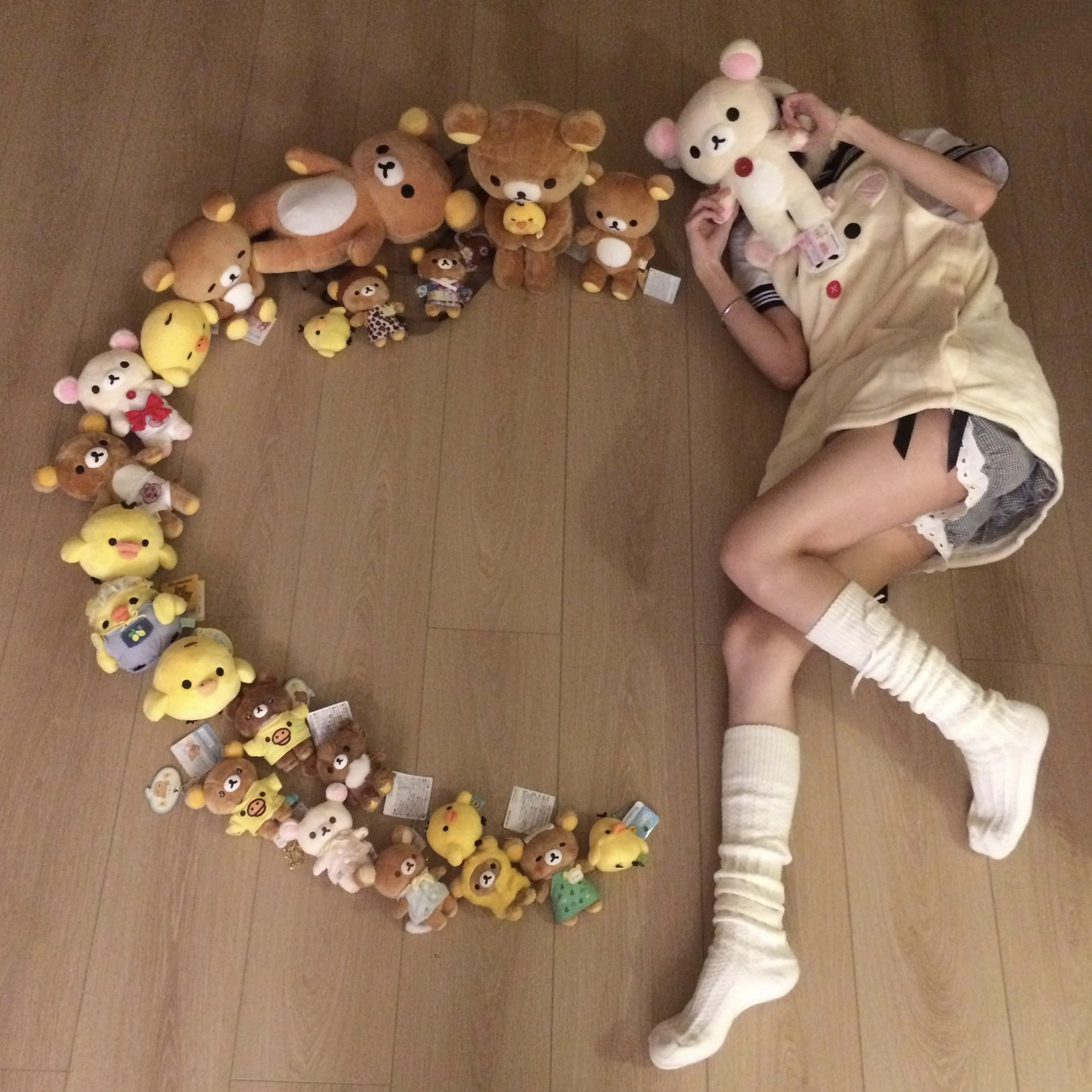 女孩躺在被动物包围的地板上。