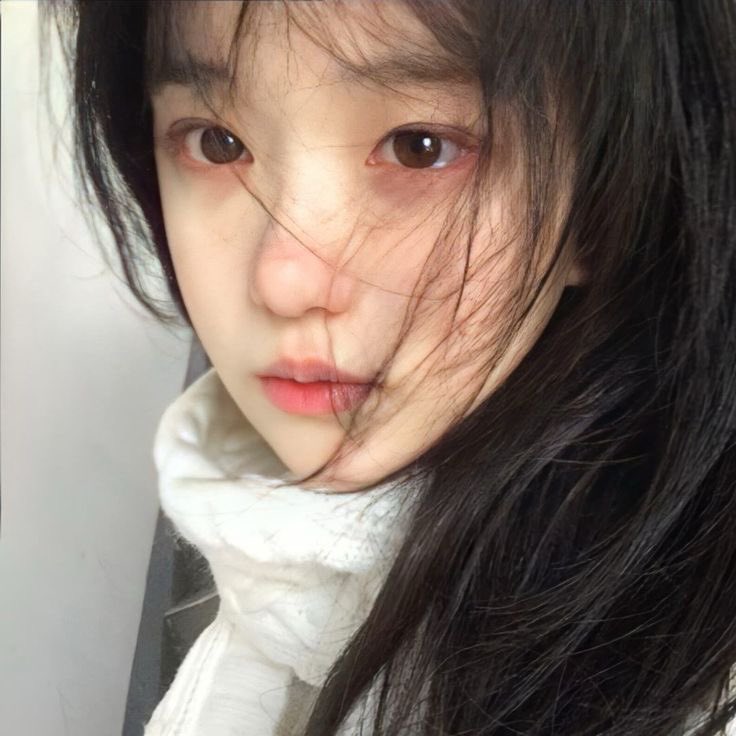 湿的头发和粉红色的弓的女孩。