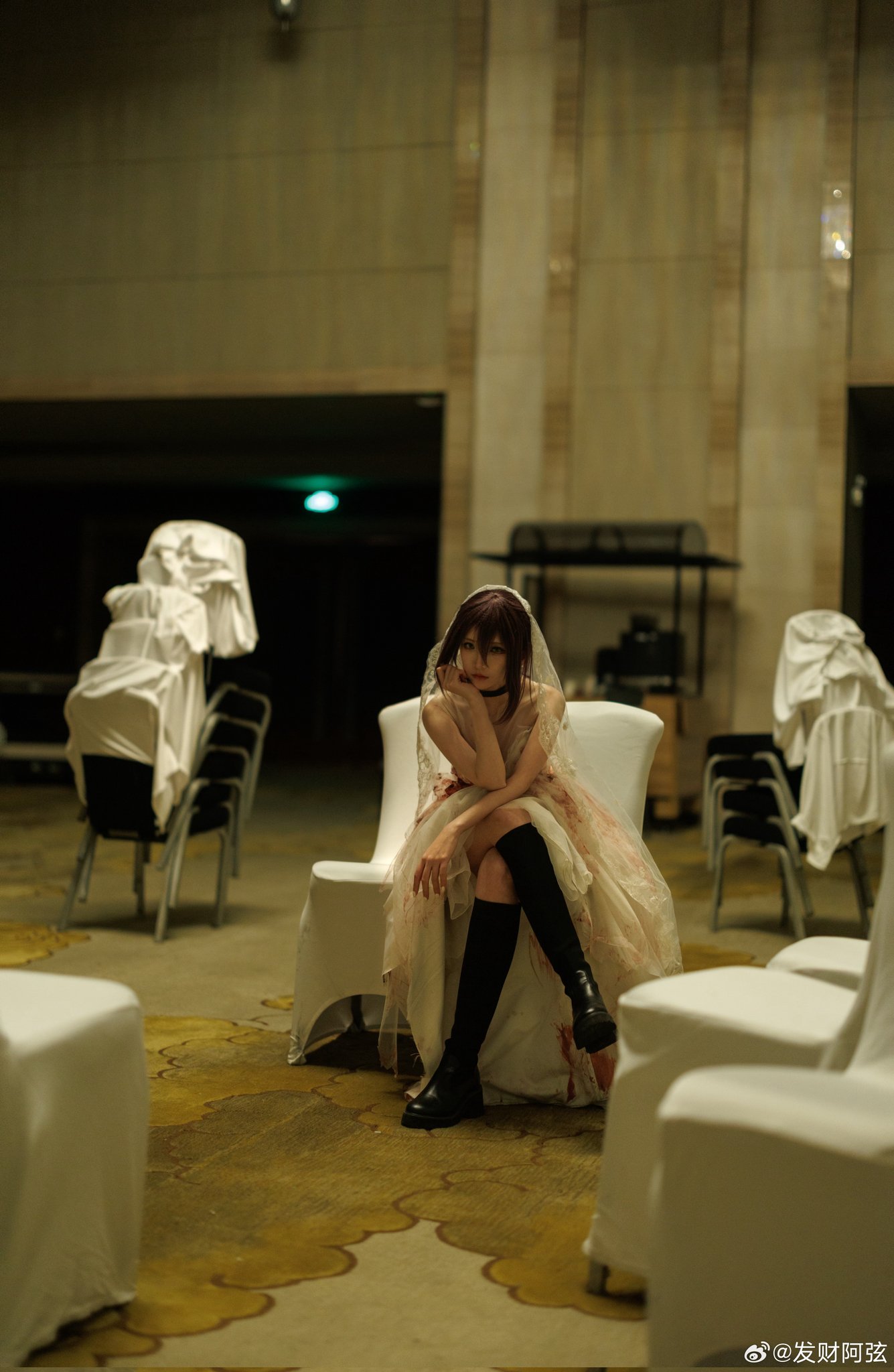 女人穿着一件白色的衣服,上面有血。