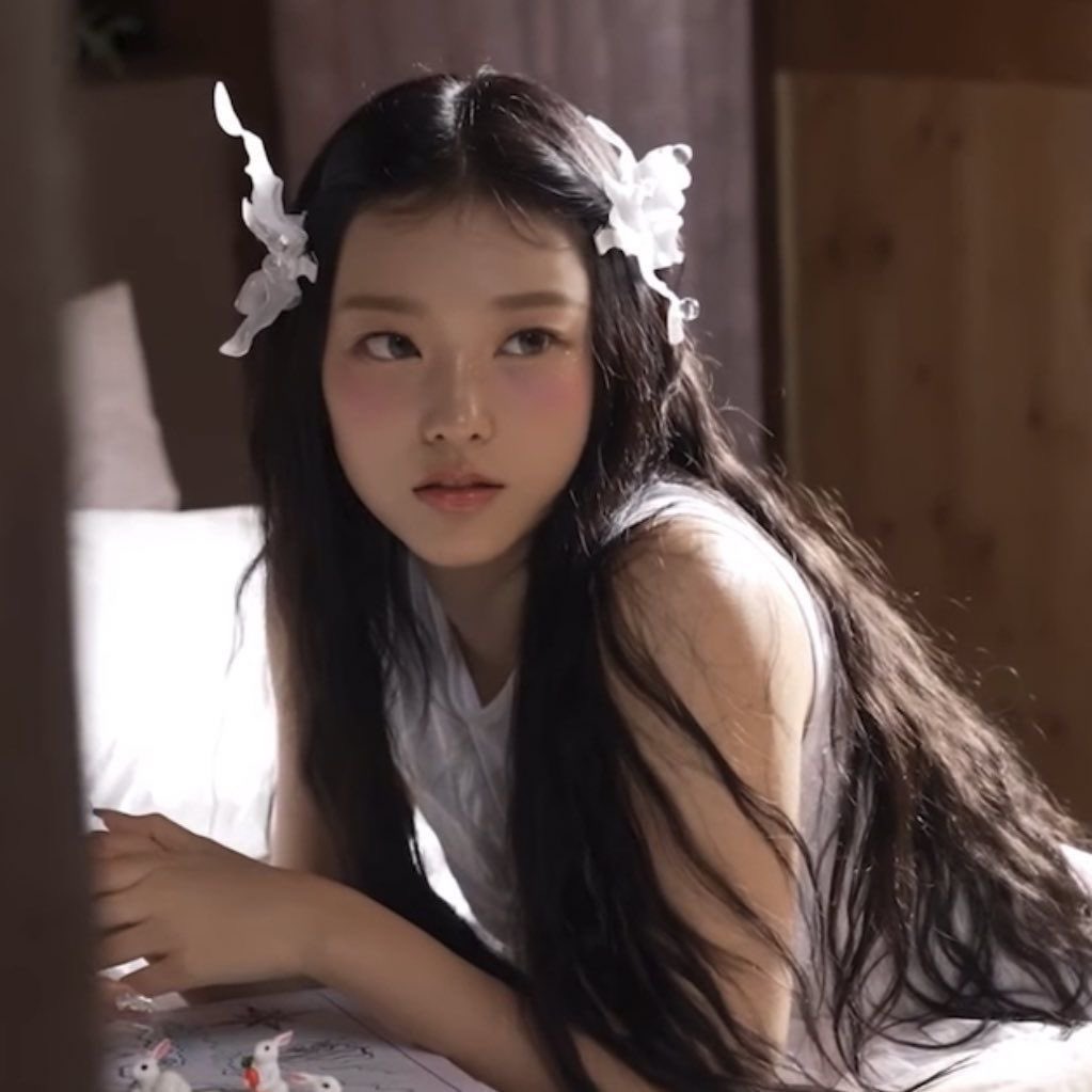 长头发的女孩,她的头发里有一朵白色的花。