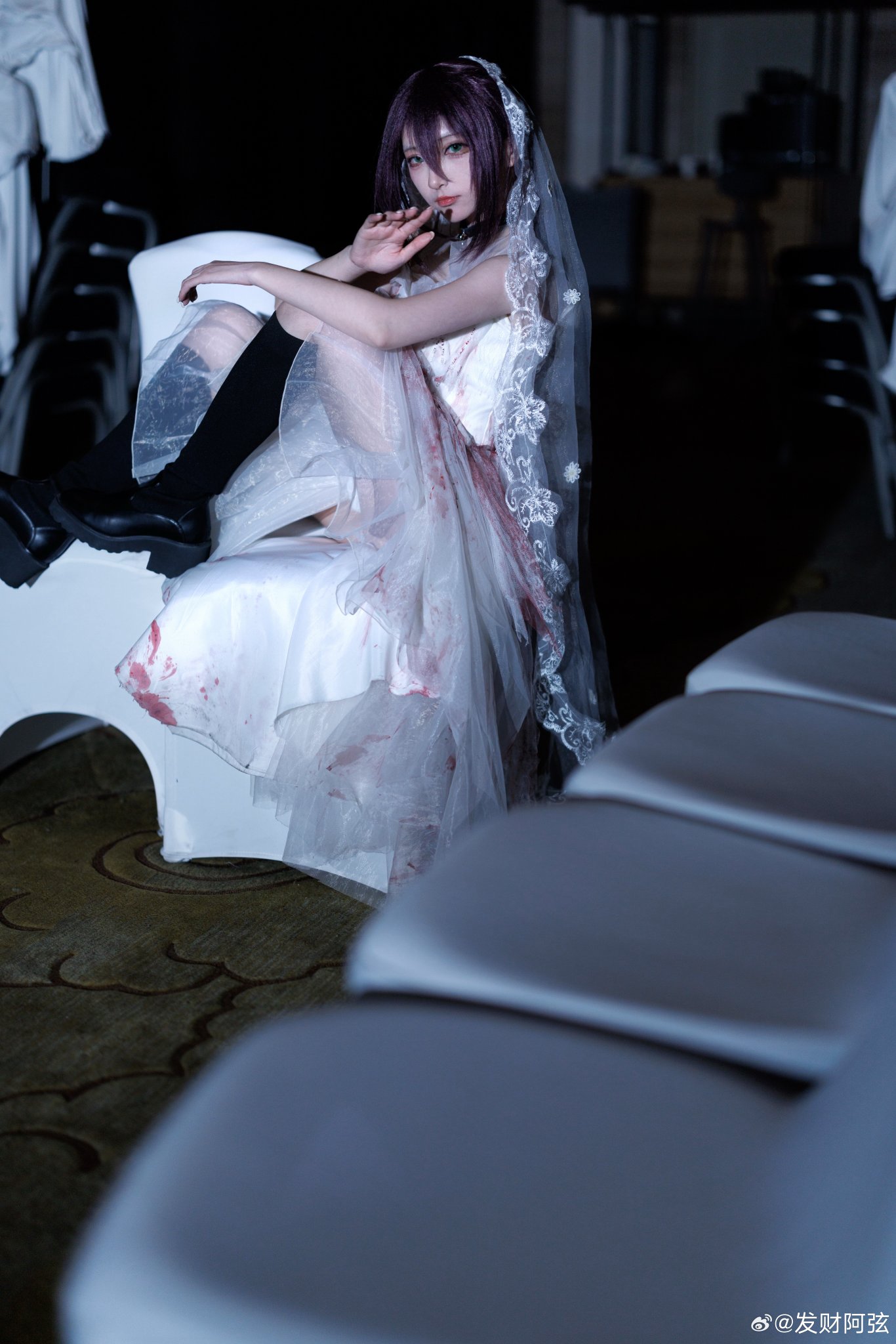 女人穿着一件白色的衣服,上面有血。