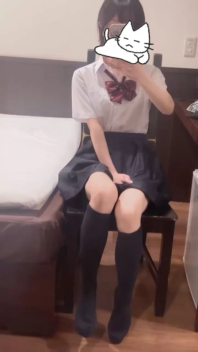 女孩在一个房间里拍了个自拍。