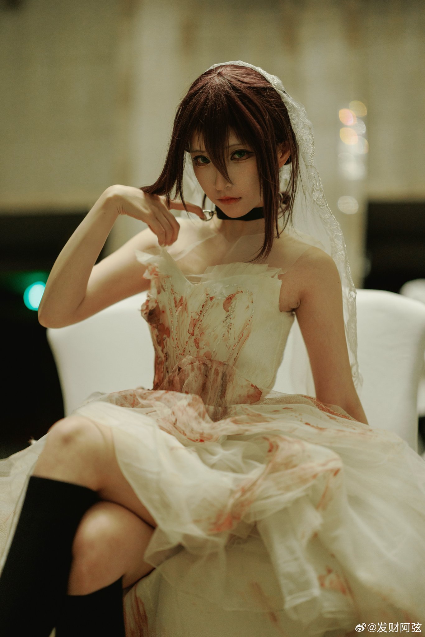 女人穿着一件白色的衣服,上面有血。