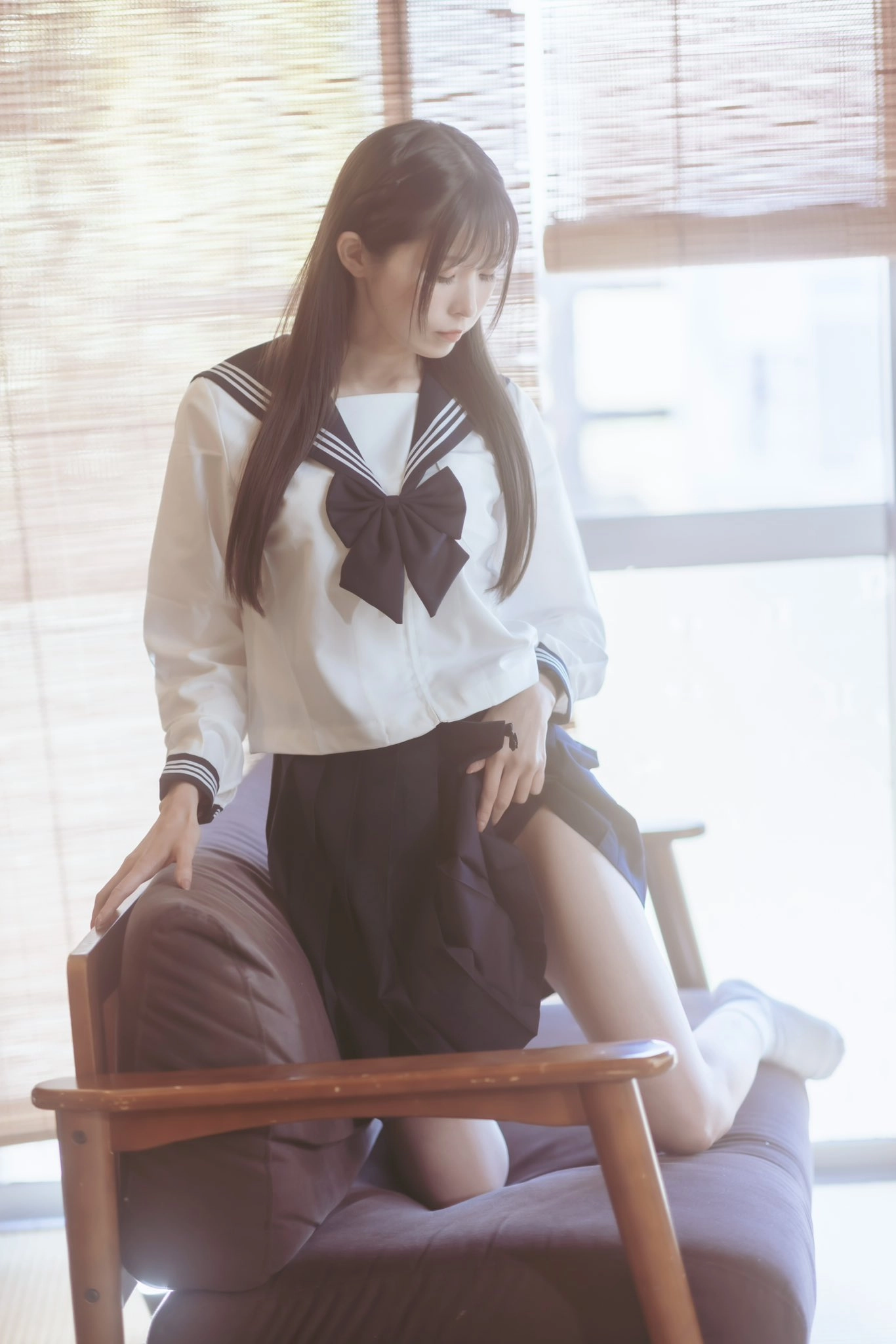 一位女士穿着一件白色衬衫和一件黑色裙子,有蓝色弓。