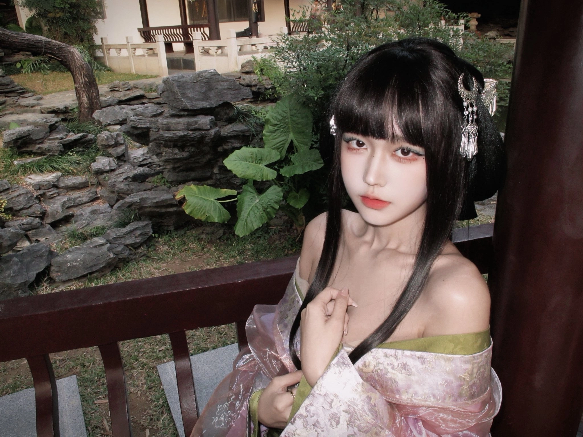 长黑头发和一件白色衬衫的女人为一张照片。