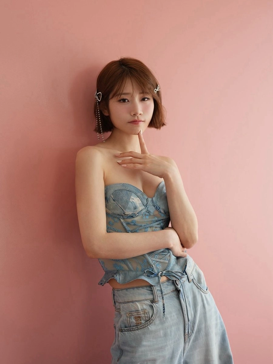 穿着蓝色裙子和牛仔裤的女人为一张照片。