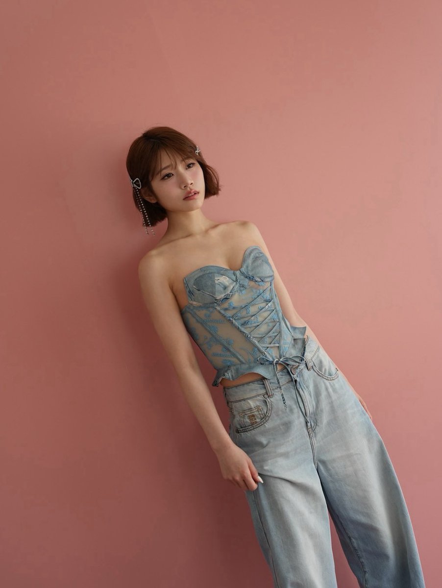 穿着蓝色裙子和牛仔裤的女人为一张照片。