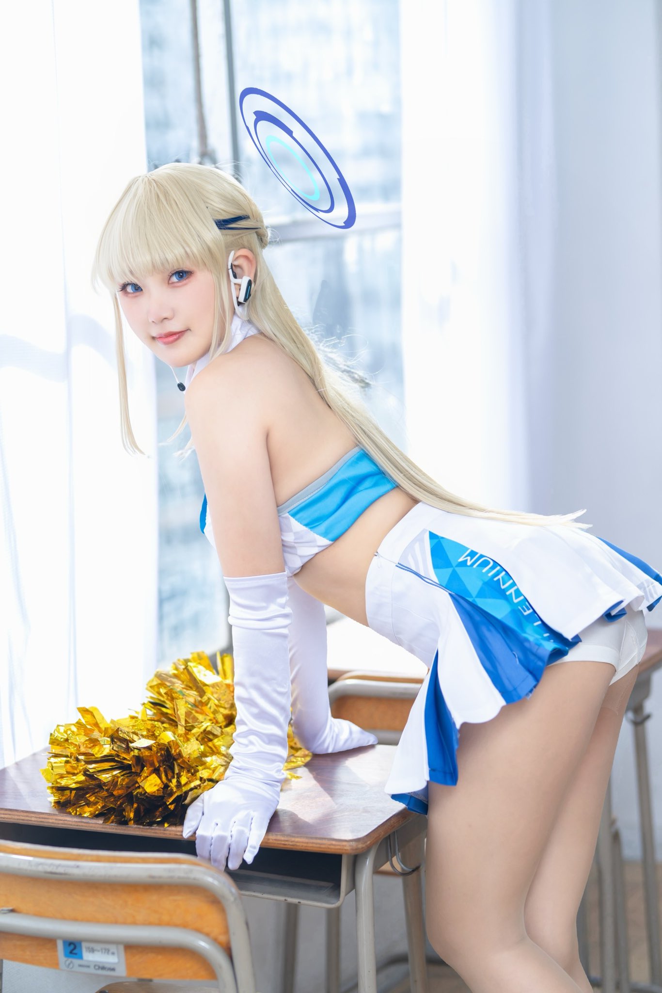 穿着蓝色和白色的欢乐队服的女人为一张照片。