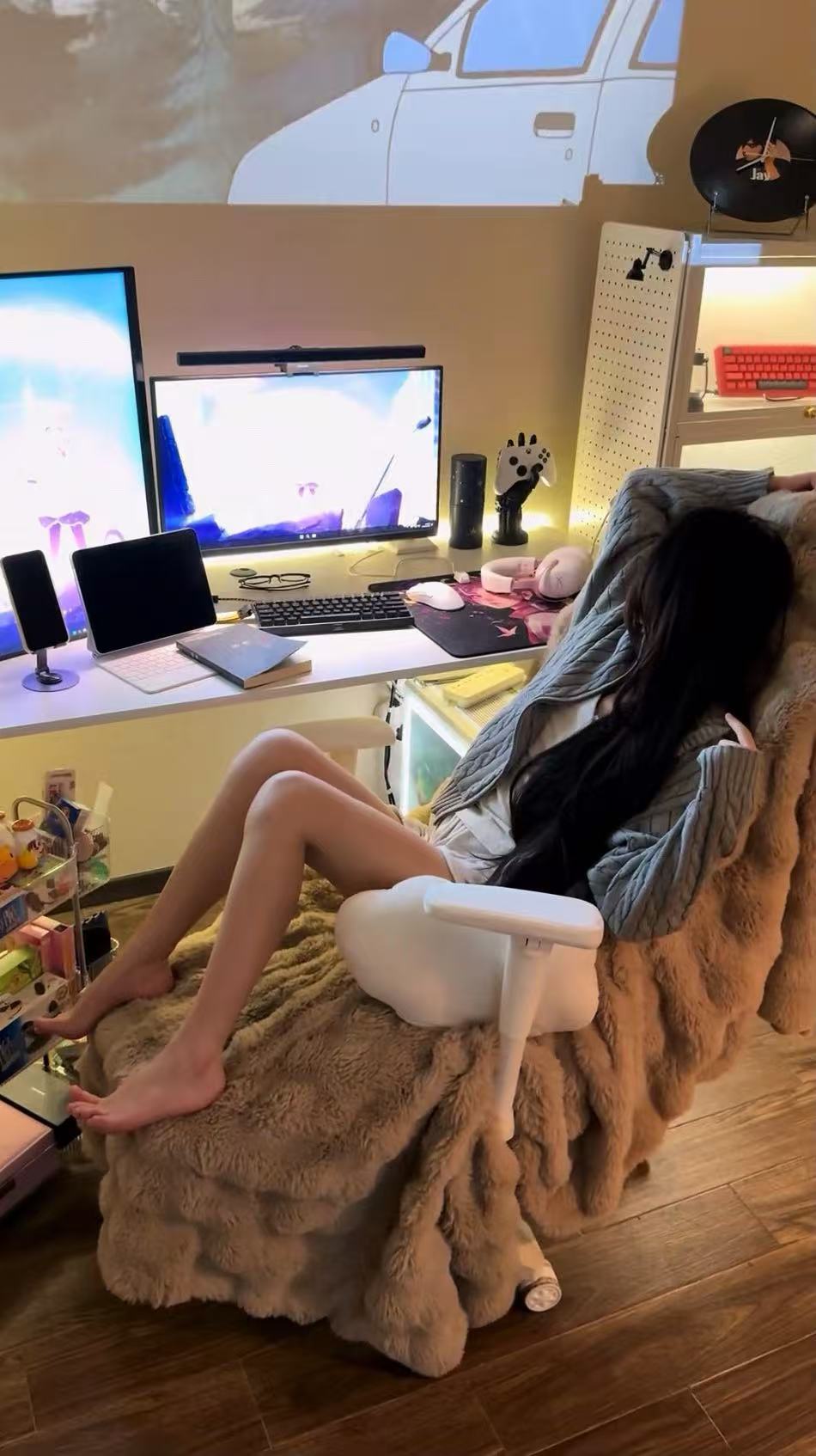 女人躺在椅子上,膝盖上有一台笔记本电脑。