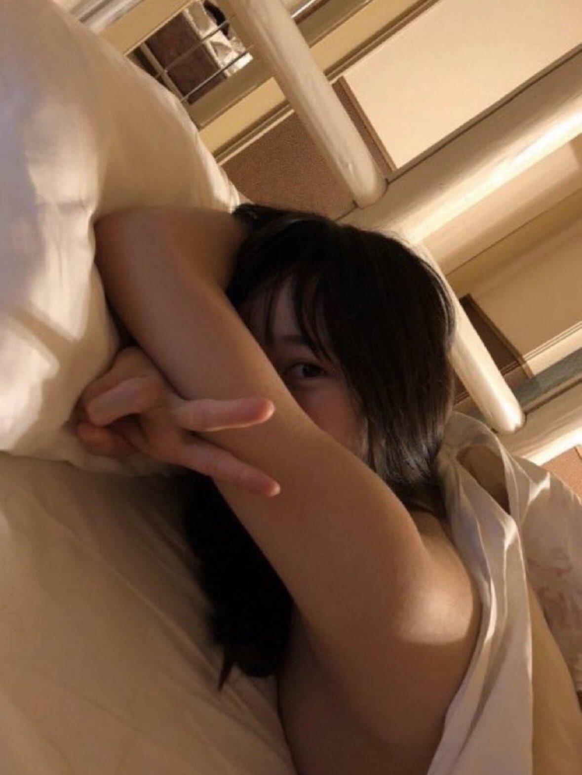 女人用她的手做和平的信号。