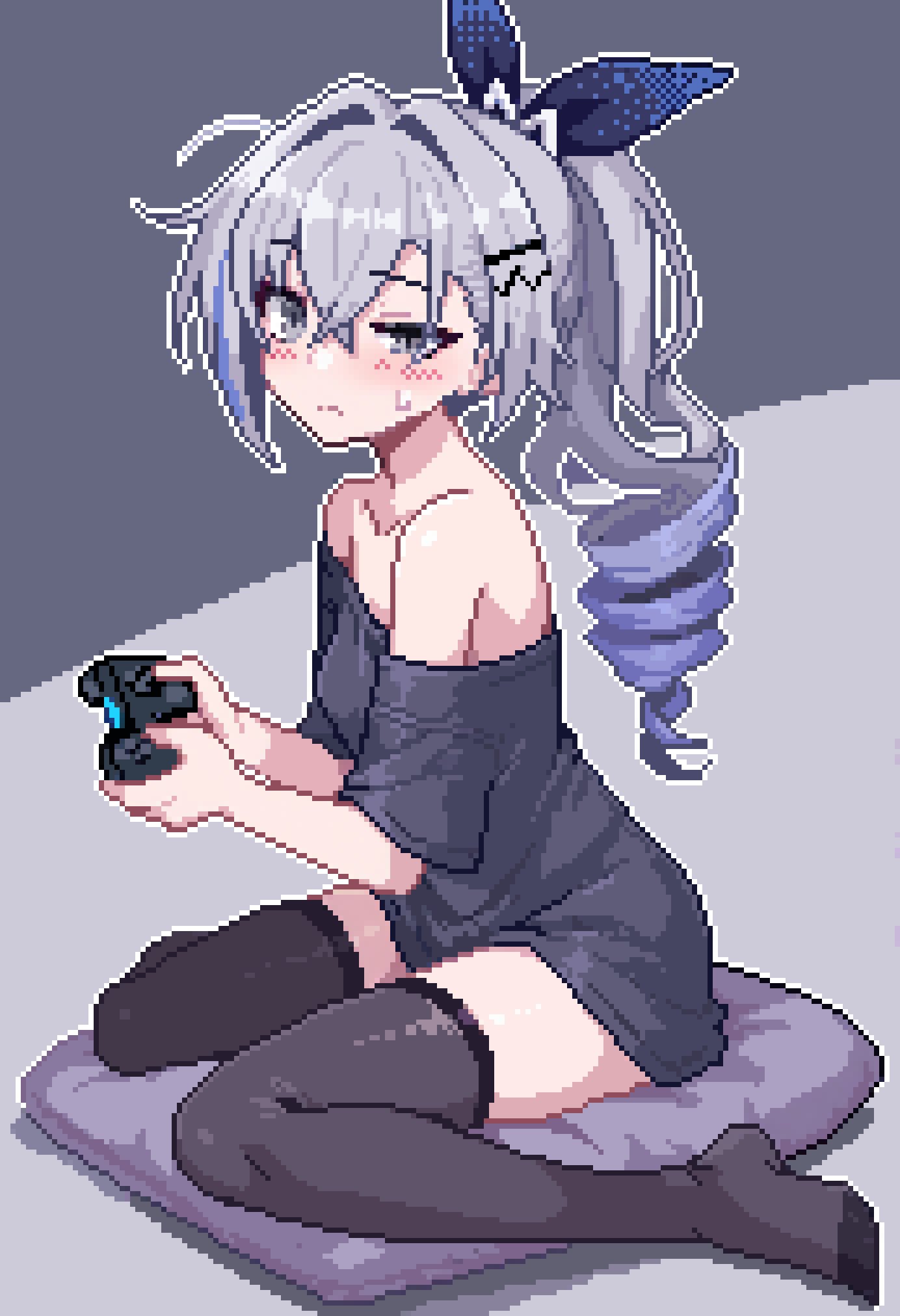 女孩手里拿着一个视频游戏控制器。