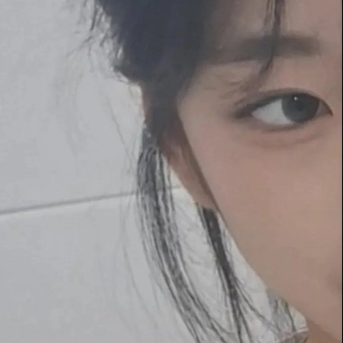 黑头发的女人和一只马尾巴。