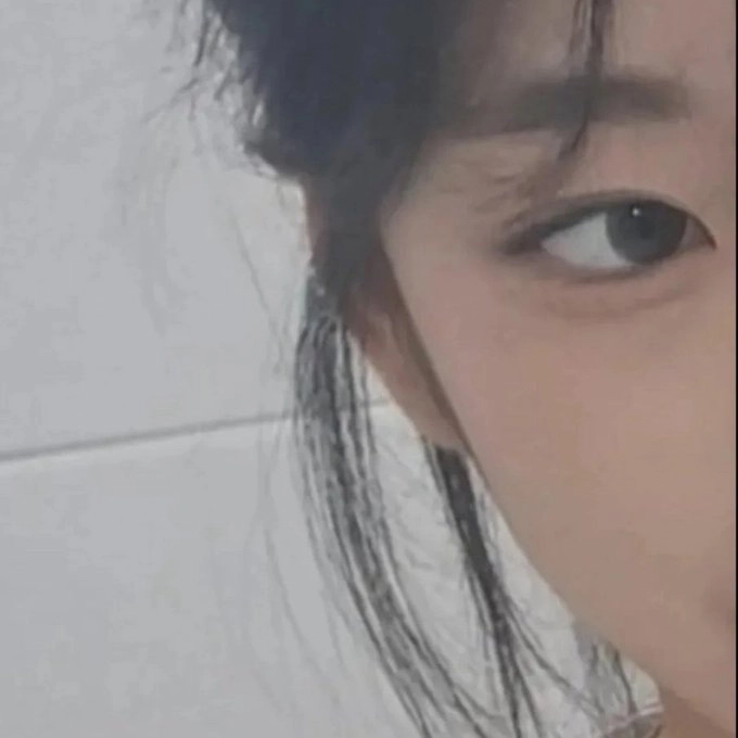 黑头发的女人和一只马尾巴。