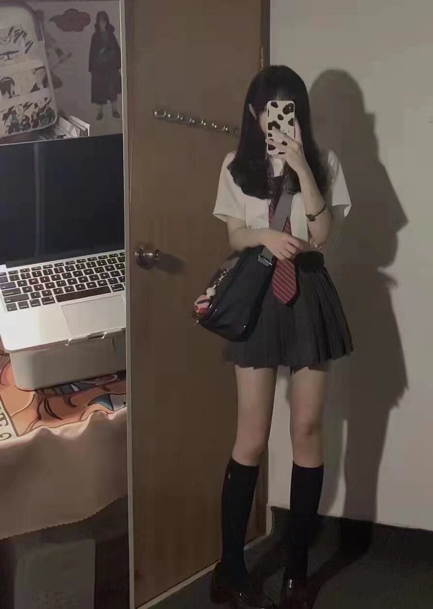 女人在门前拍个自拍。