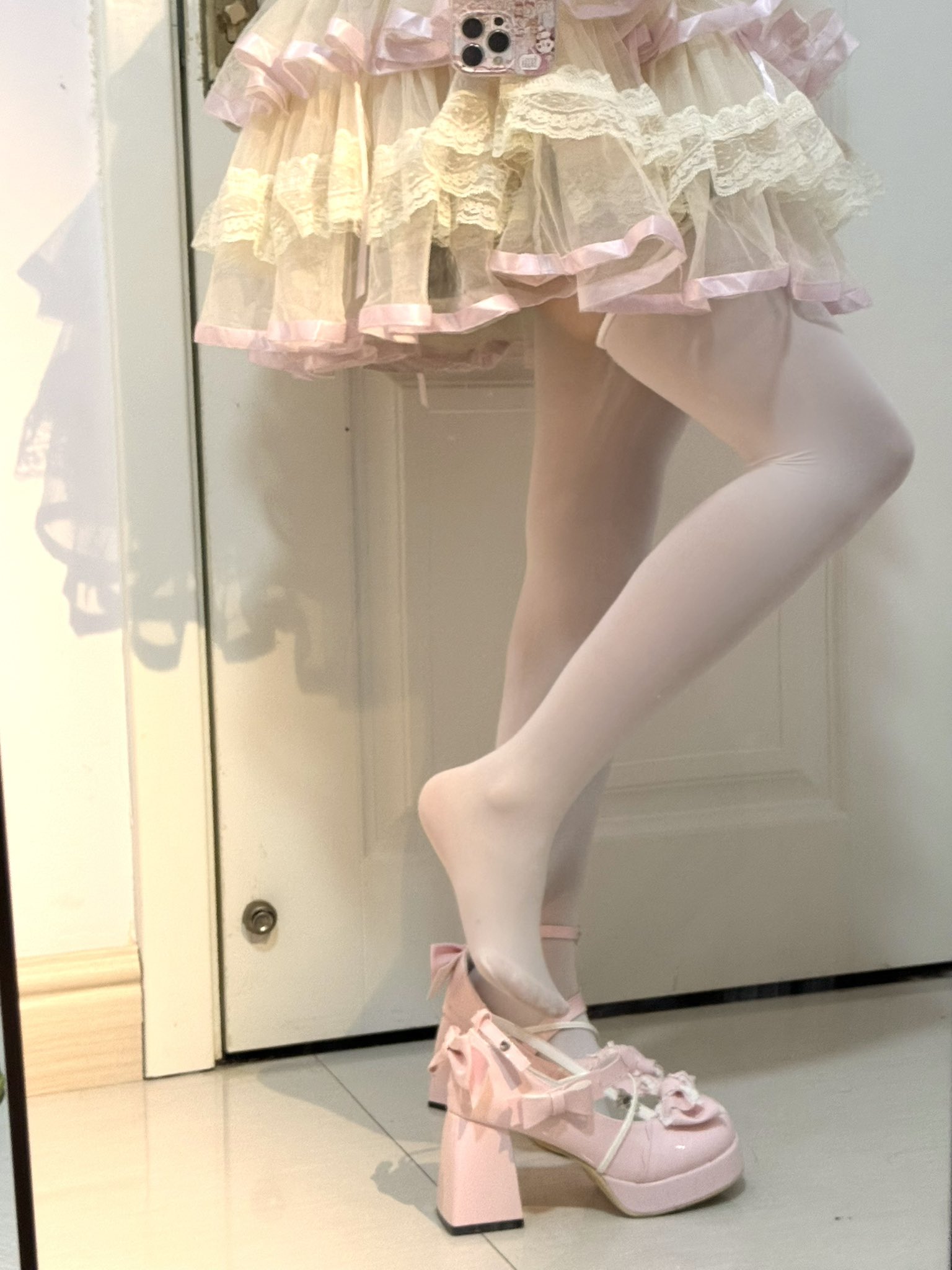 穿着粉红色的裙子和白色的裤子的女人。