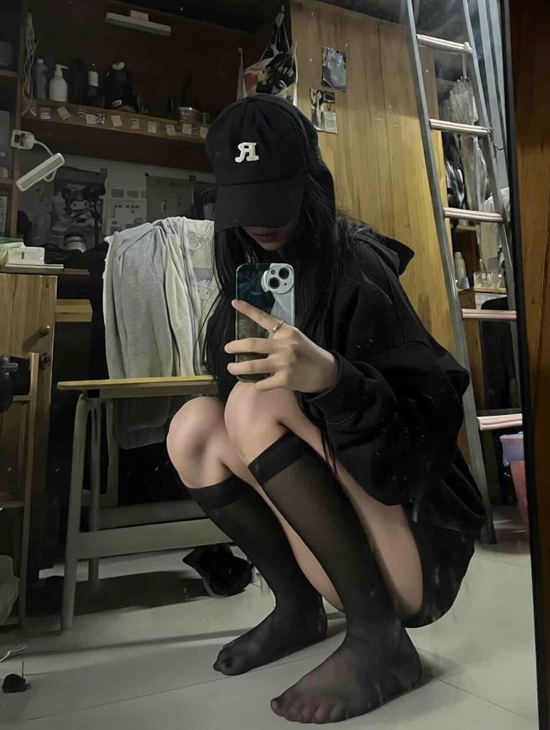 女人在镜子里拍自拍。