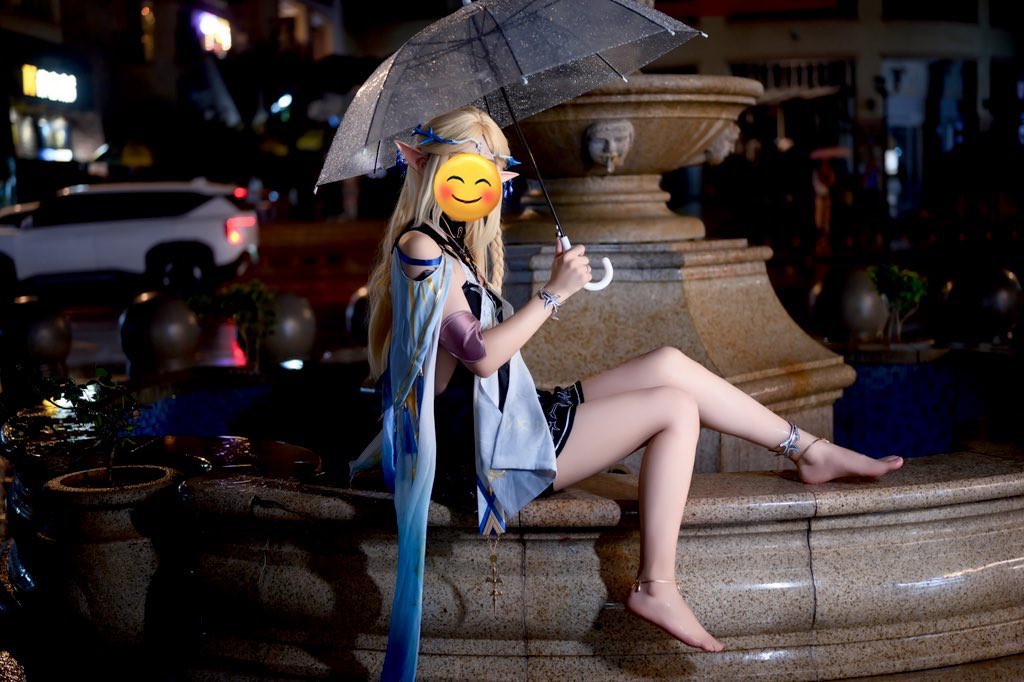 带着蓝色的伞和脸上的微笑的女人。