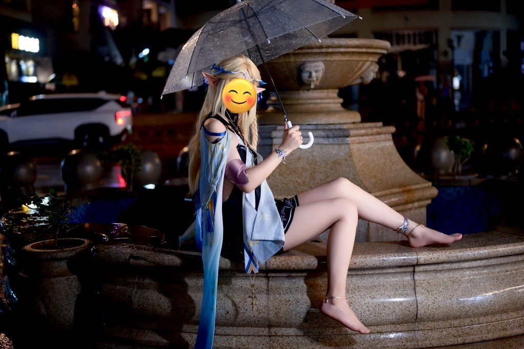 带着蓝色的伞和脸上的微笑的女人。