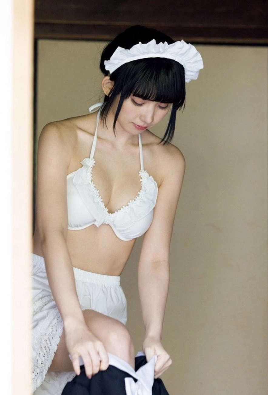 穿着白色裙子和白色的帽子的女人。