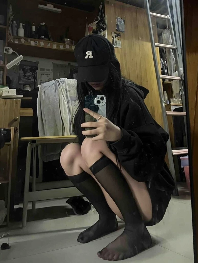 女人在镜子里拍自拍。