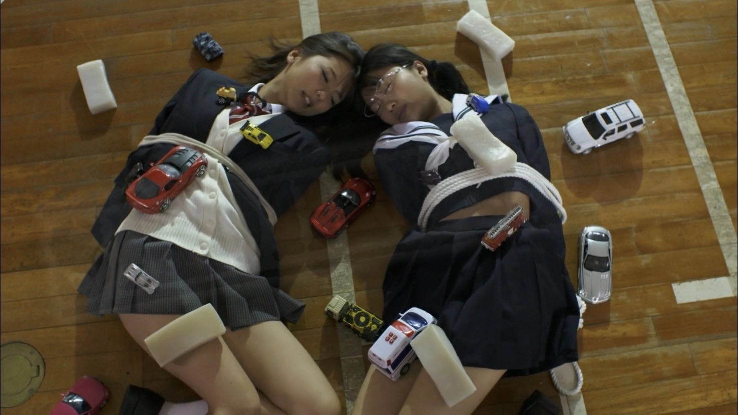 两个女孩在玩玩具车。