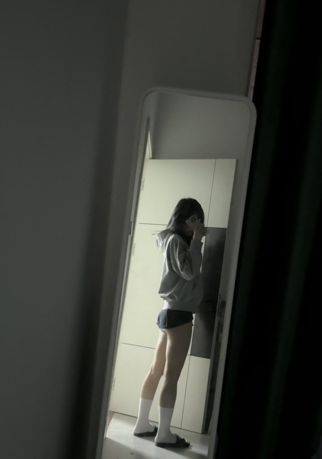 女人在镜子里拍自拍。