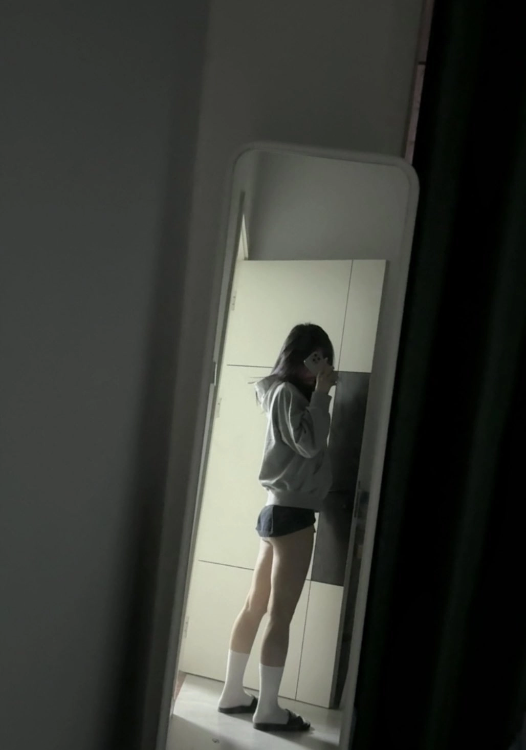 女人在镜子里拍自拍。