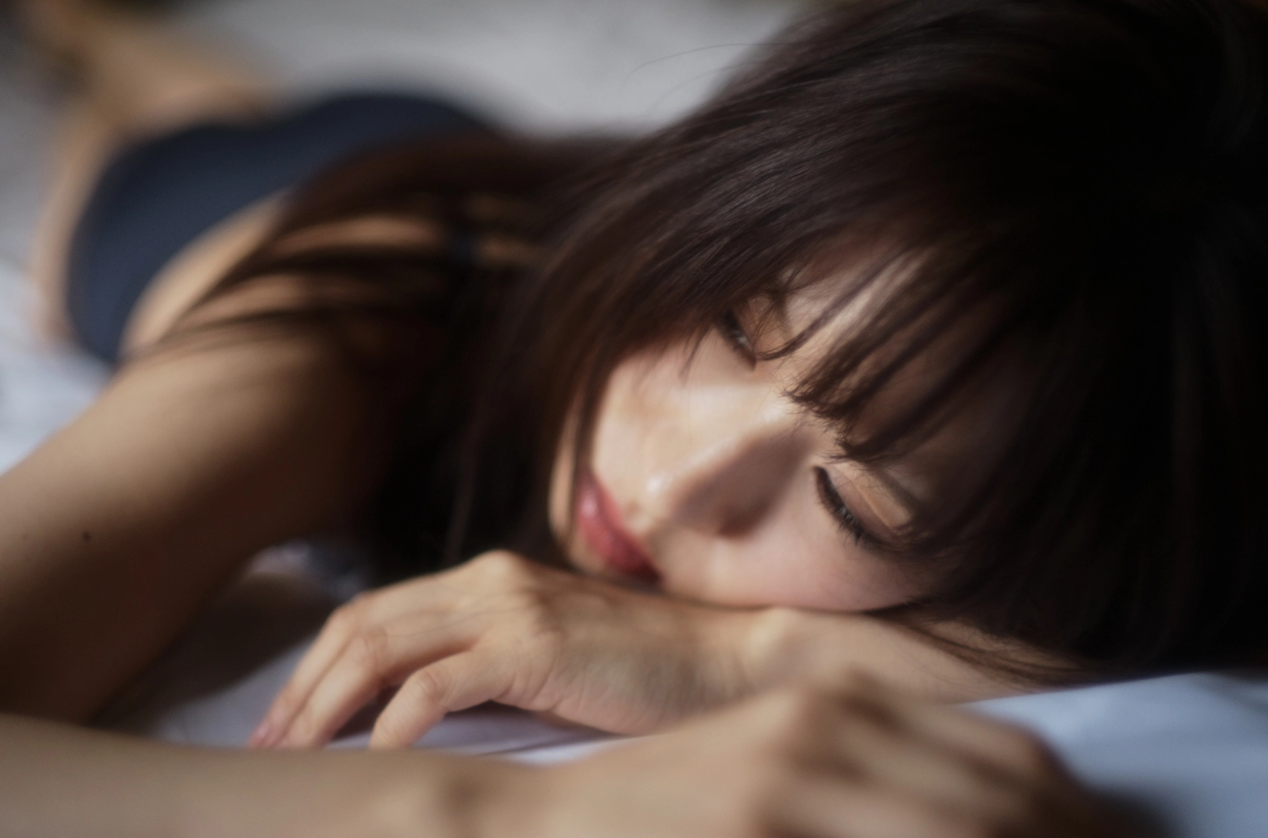 女人在床上睡觉。