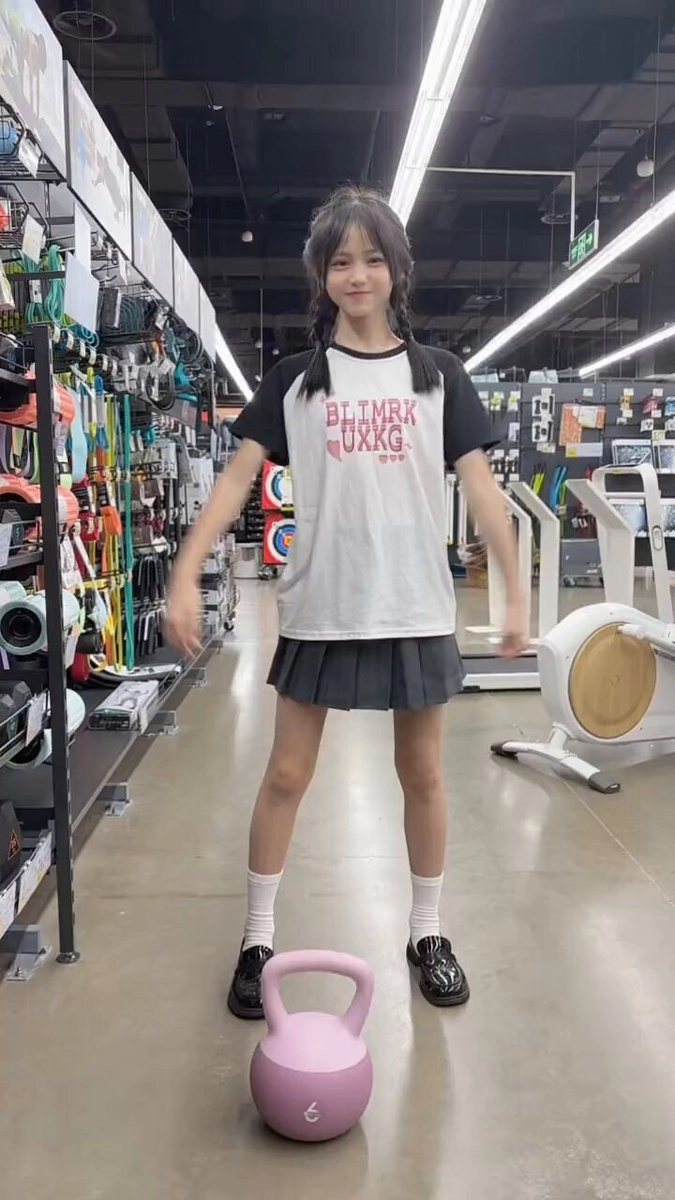 穿着黑白衬衫和裙子的女孩站在一个商店里。