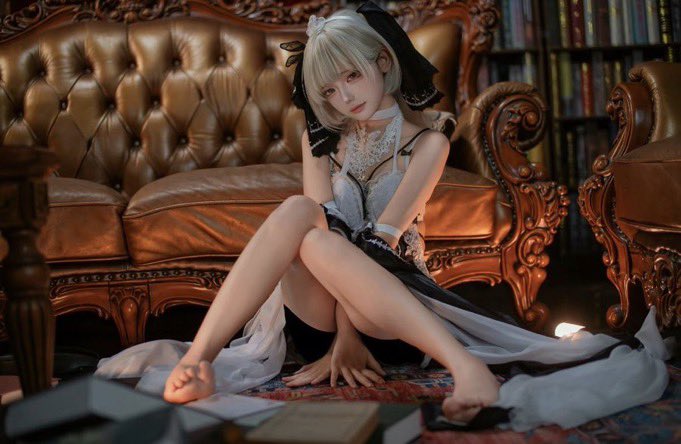 穿着黑色衣服的女人坐在沙发上。